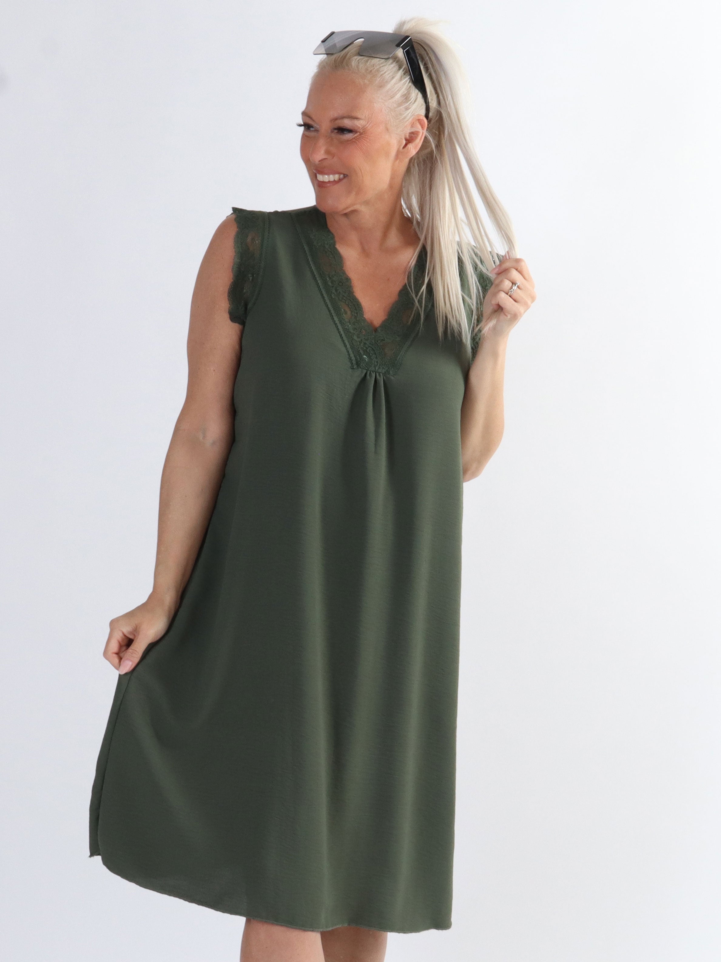 Elly - Söt sommarklänning i plus size med söt spets
